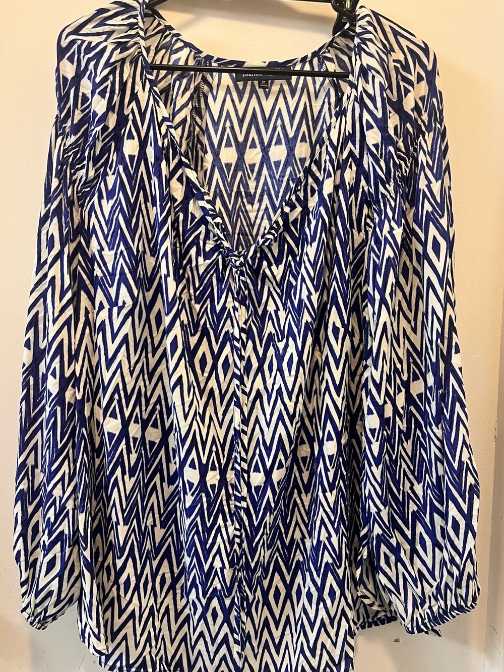 Jones New York Blue and White Geometric V-Neck Peasant Blouse